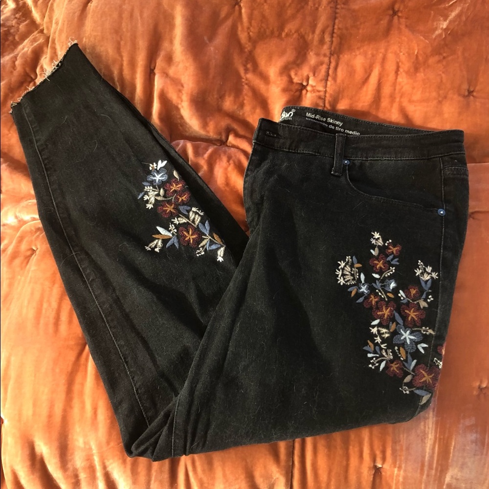 Mossimo Black Denim Embroidered Mid Rise Skinny Jeans Super Stretch Jeans 14/32
